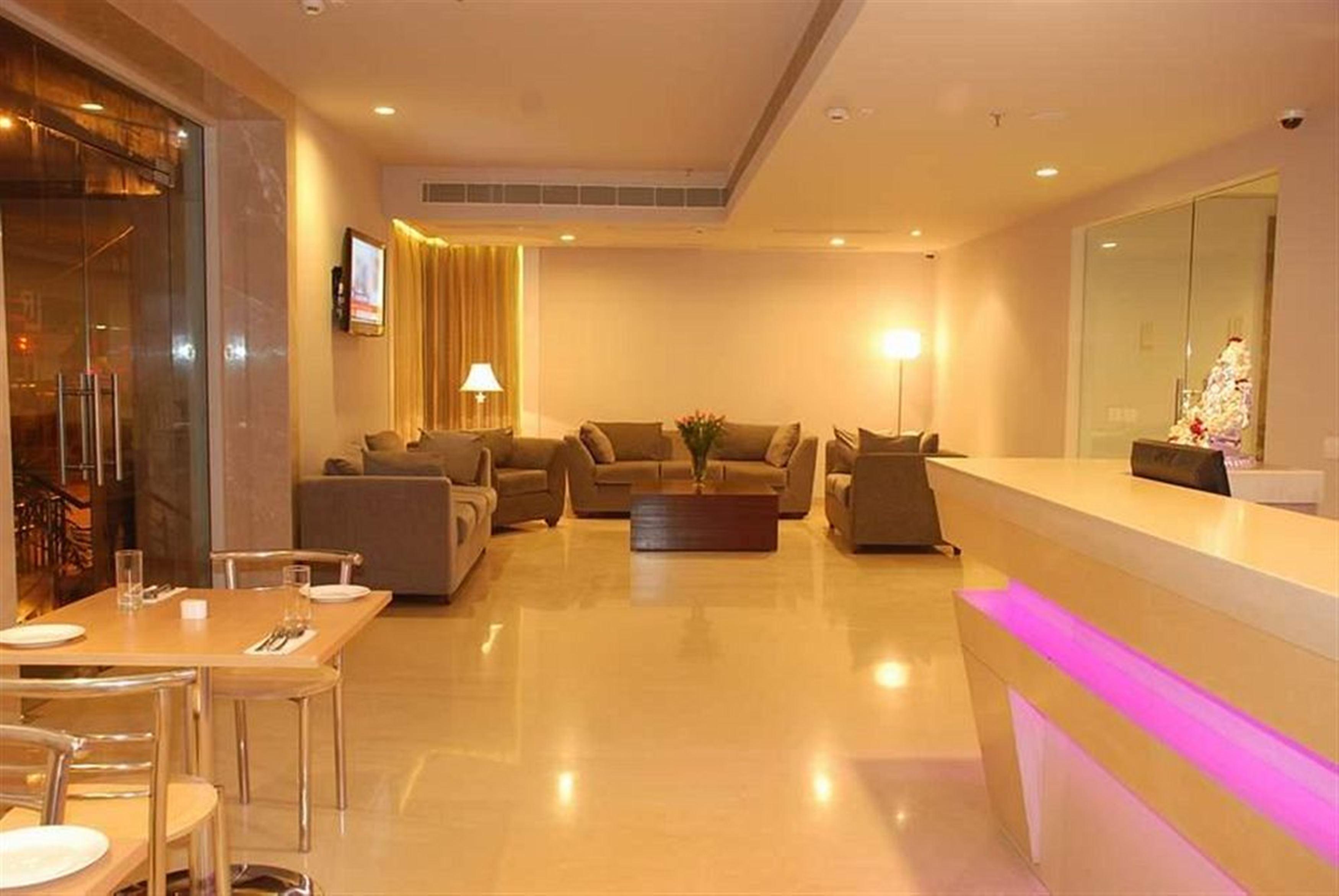 Sarovar Portico Naraina, Hotel Nowe Delhi Zewnętrze zdjęcie