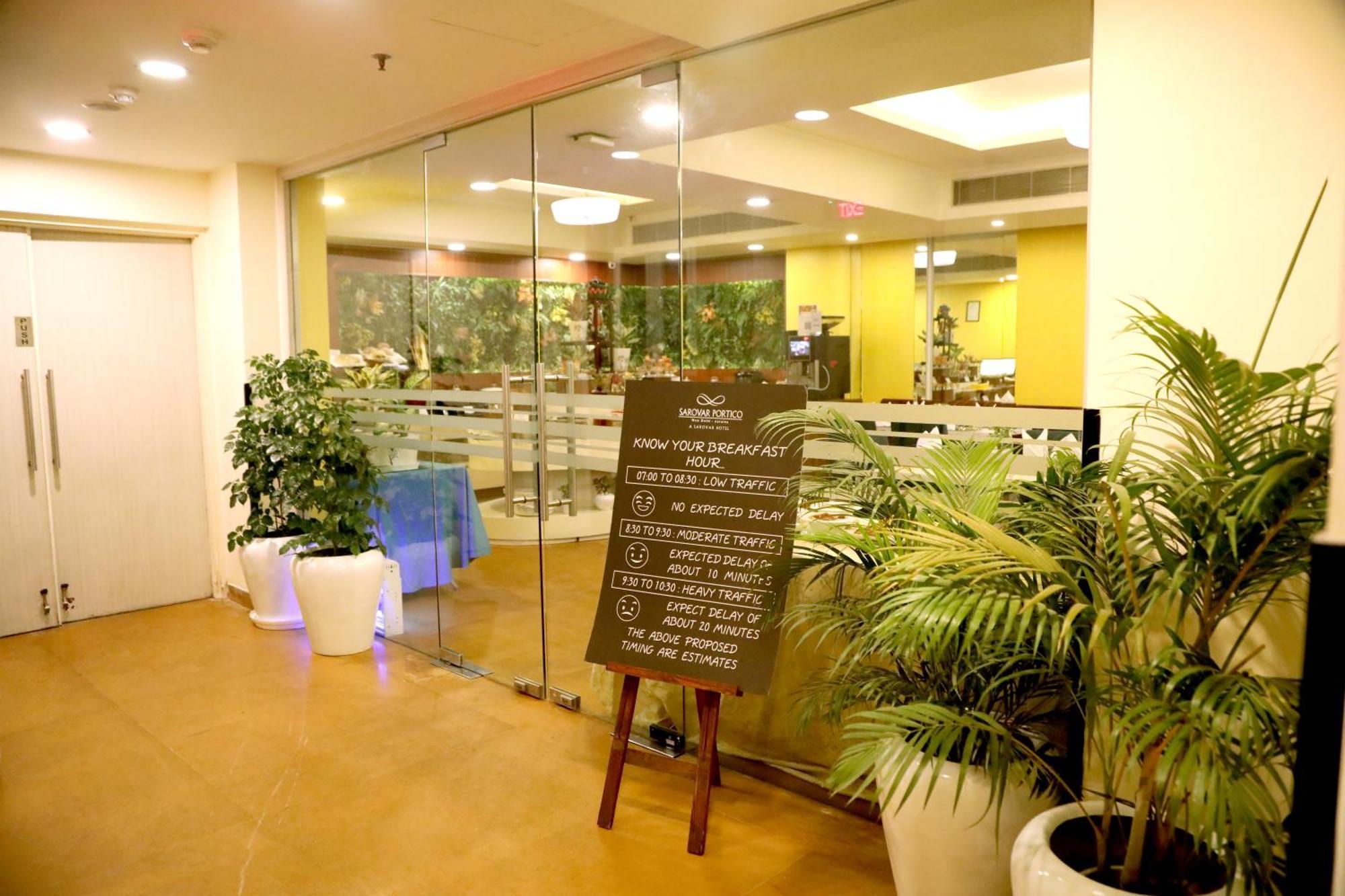 Sarovar Portico Naraina, Hotel Nowe Delhi Zewnętrze zdjęcie
