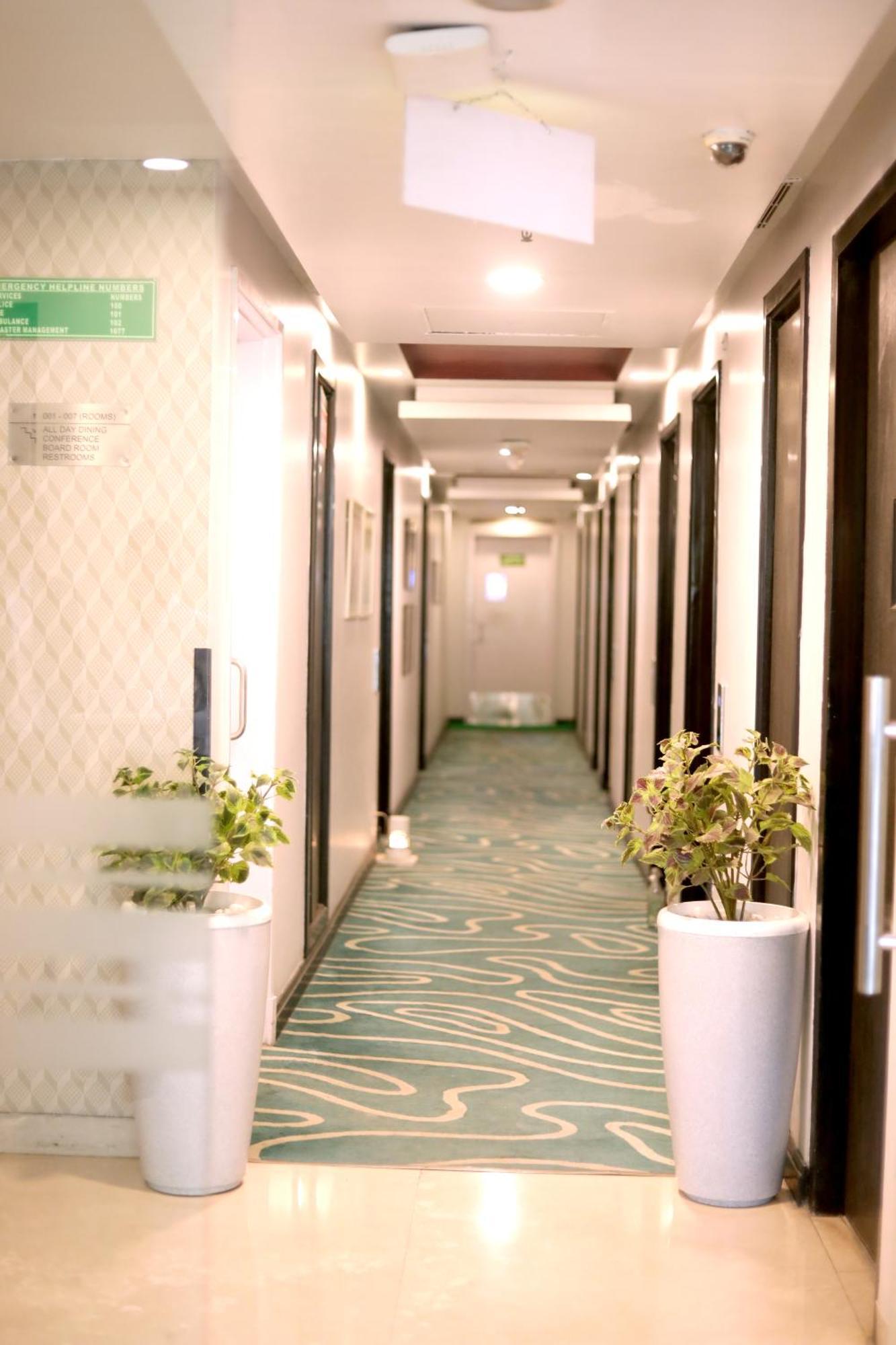 Sarovar Portico Naraina, Hotel Nowe Delhi Zewnętrze zdjęcie
