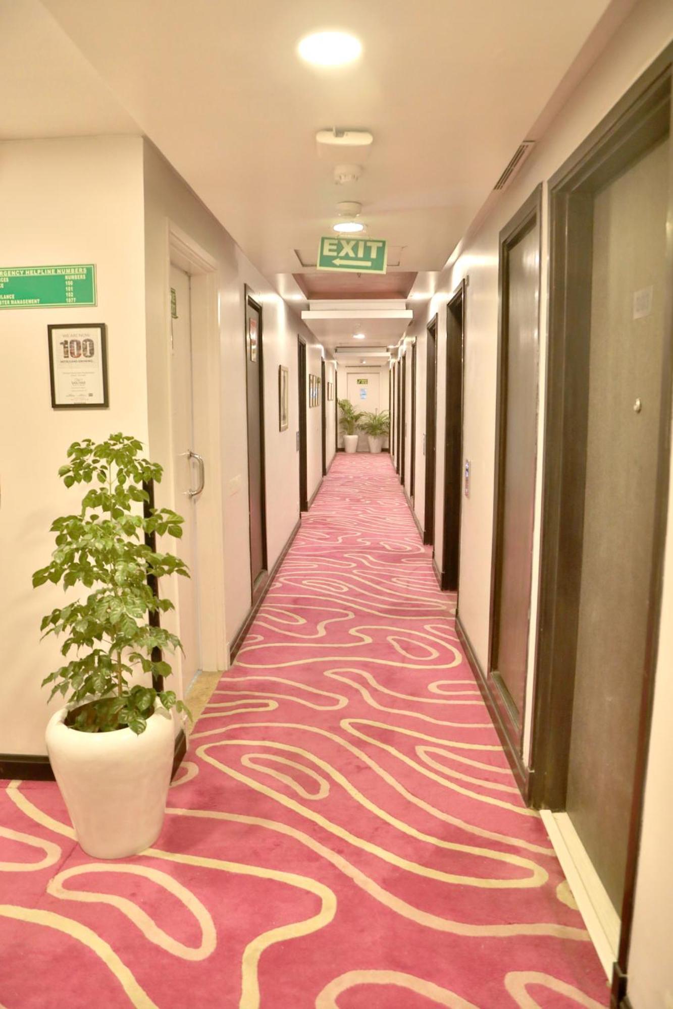 Sarovar Portico Naraina, Hotel Nowe Delhi Zewnętrze zdjęcie