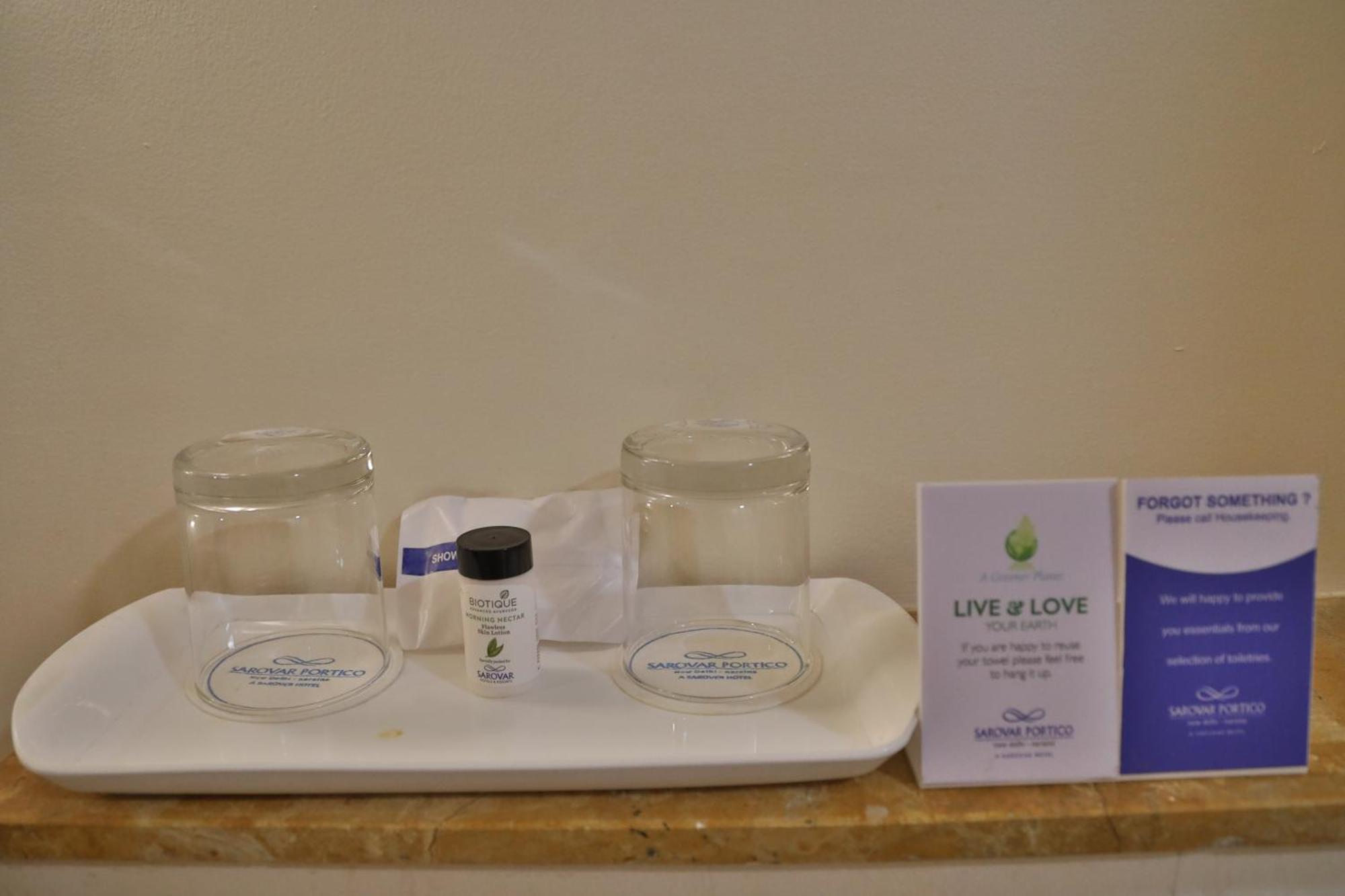 Sarovar Portico Naraina, Hotel Nowe Delhi Zewnętrze zdjęcie