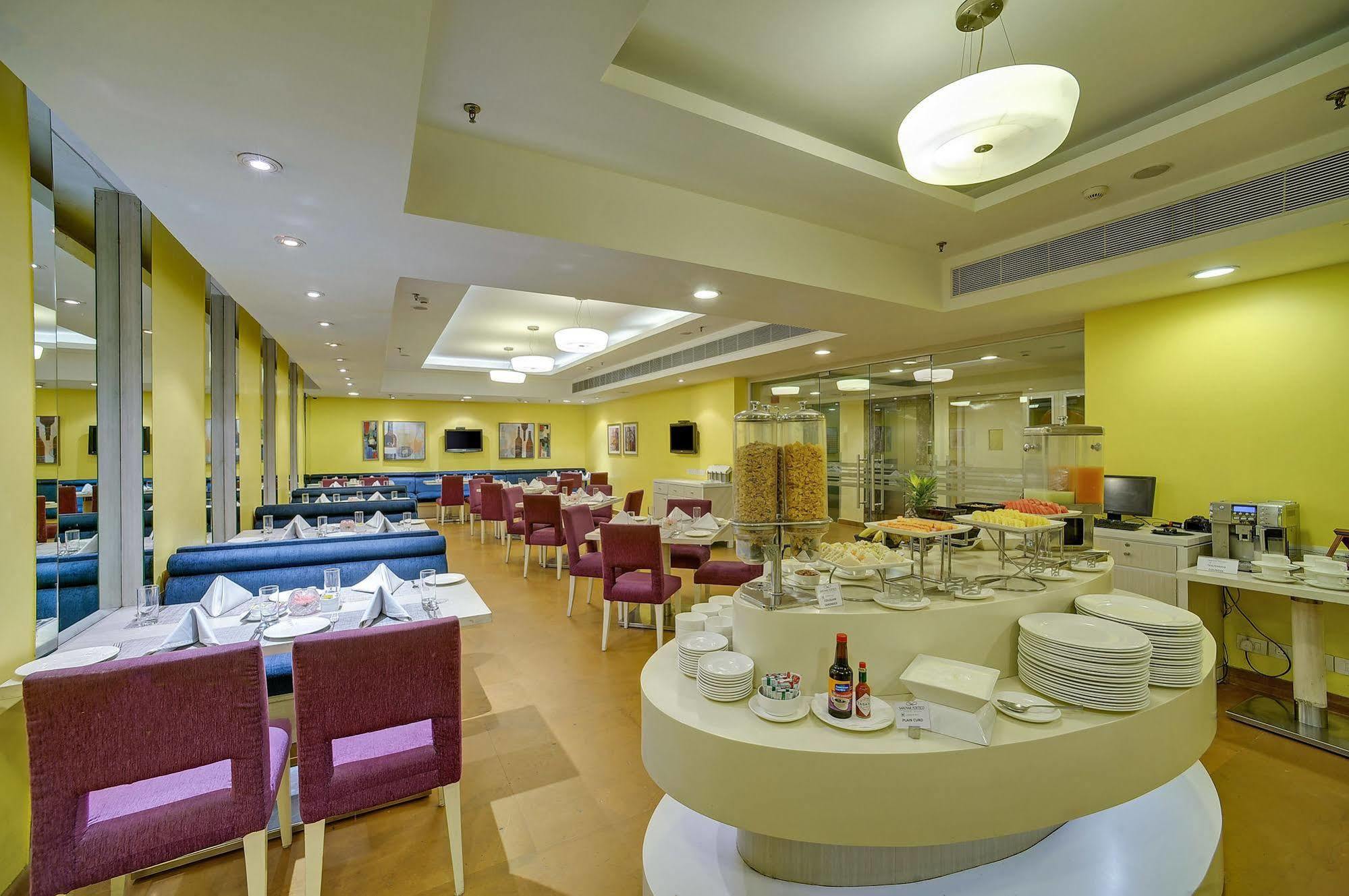 Sarovar Portico Naraina, Hotel Nowe Delhi Zewnętrze zdjęcie