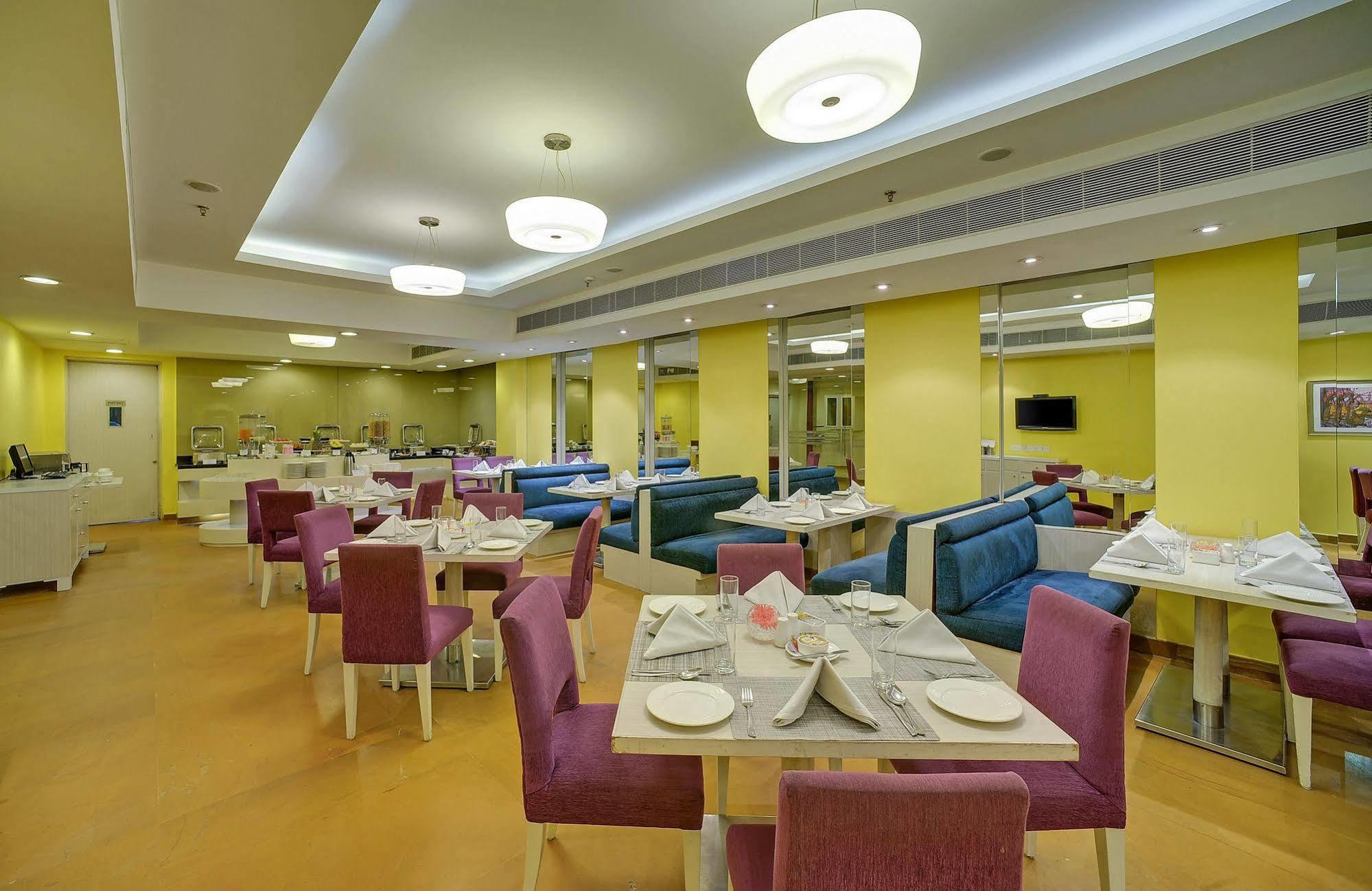 Sarovar Portico Naraina, Hotel Nowe Delhi Zewnętrze zdjęcie