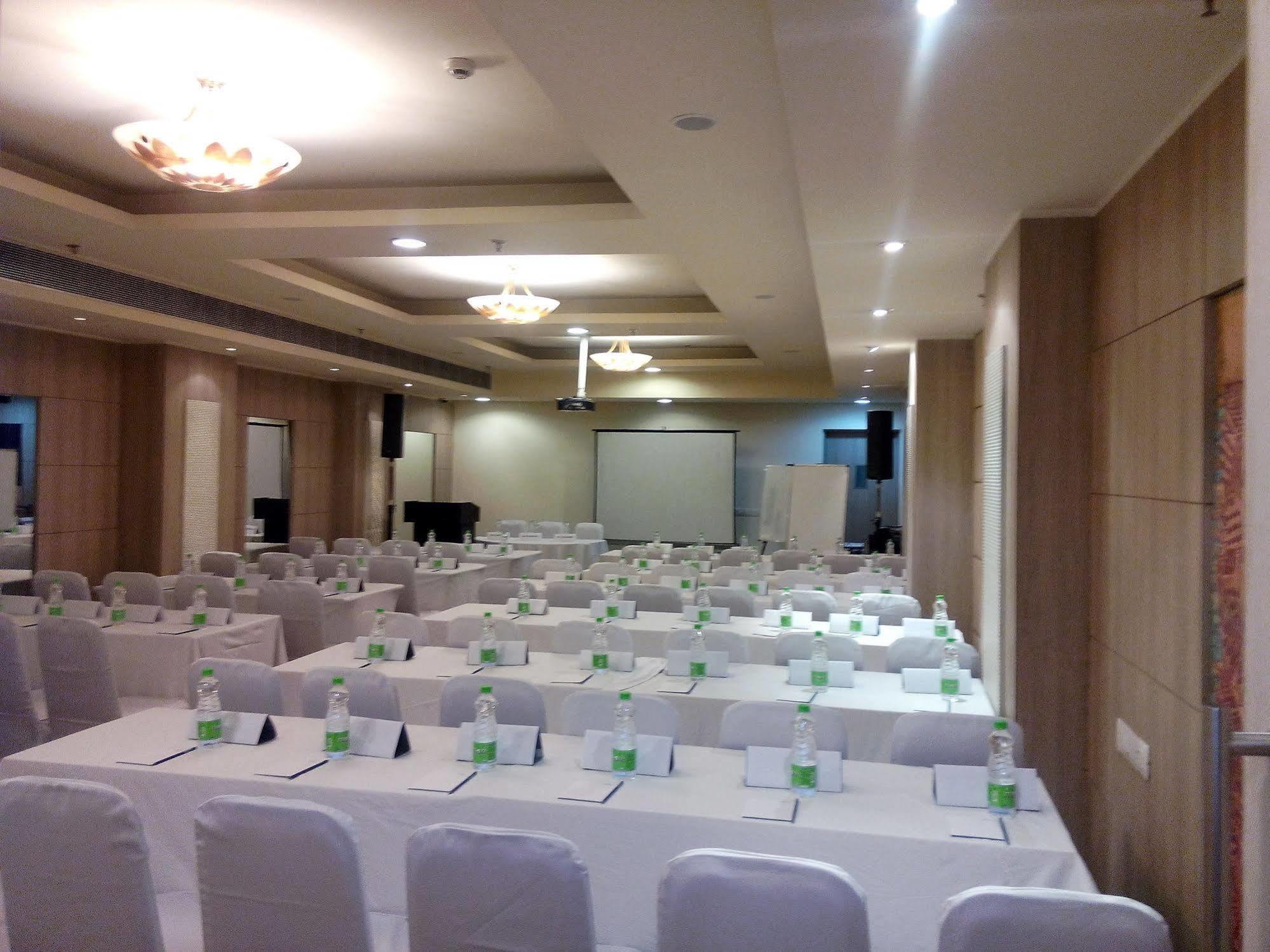 Sarovar Portico Naraina, Hotel Nowe Delhi Zewnętrze zdjęcie